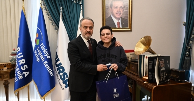 Türkiyenin en genç satranç ustasından Başkan Aktaşa ziyaret