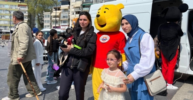 Gemlikte çocuklar bayramı şeker tadında kutluyor