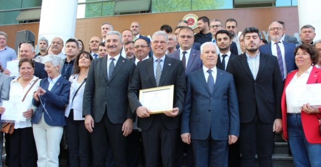 Mudanya Belediye Başkanı Deniz Dalgıç mazbatasını aldı