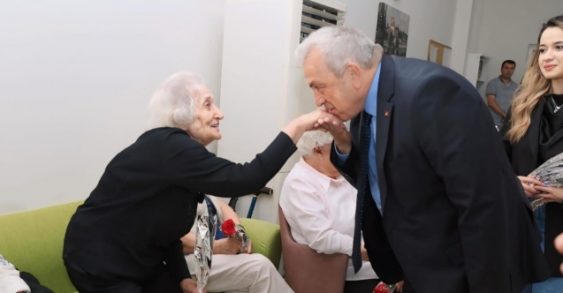 Başkan Şadi Özdemirden huzurevindeki annelere sürpriz ziyaret