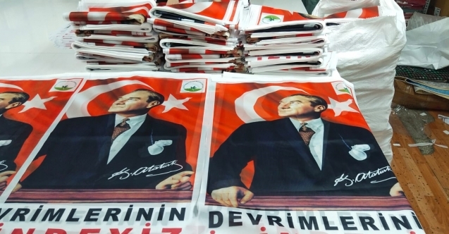 Osmangaziden vatandaşlara Türk Bayrağı dağıtımı