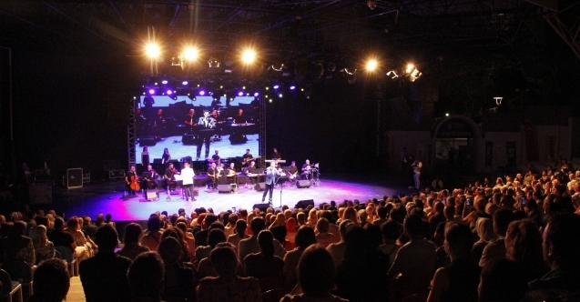 Bursa Festivalinde Zeki Mürenli gece