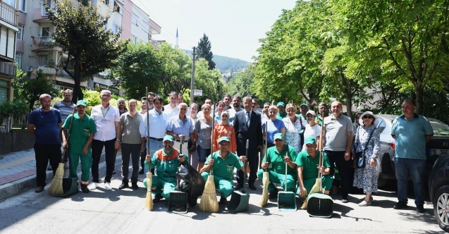Vatandaşlar ve belediye ekipleri Osmangaziyi birlikte temizliyor