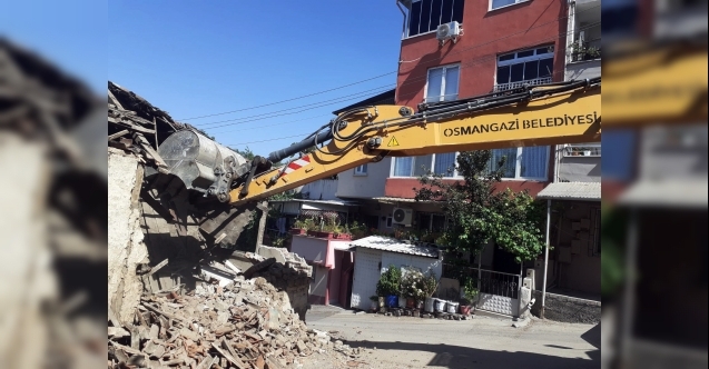 Osmangazide bir metruk bina daha yıkıldı