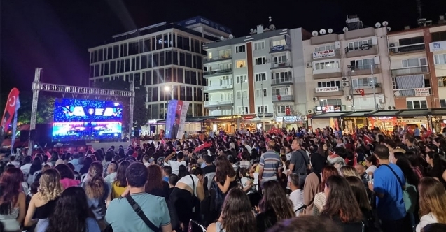 Türkiye - İtalya voleybol maçı dev ekranlarda