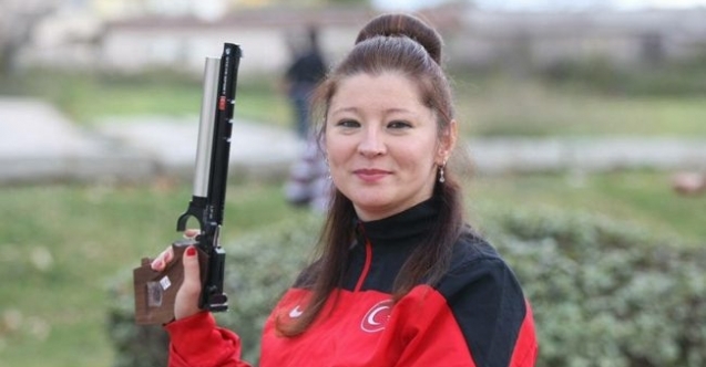 Bursa Büyükşehir Belediyesporlu Aysel Özgandan gümüş madalya