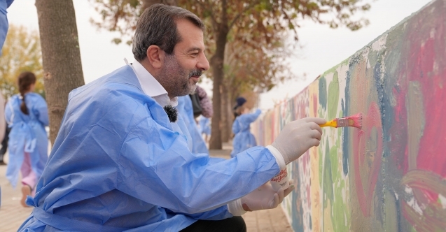 Metrelerce duvarı minikler boyadı