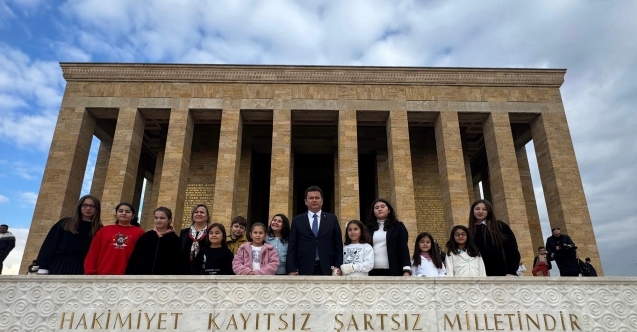 Osmangazili çocuklar Anıtkabirde