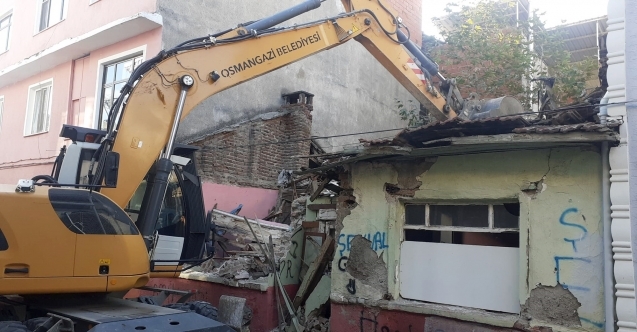 Tehlike saçan metruk bina yıkıldı