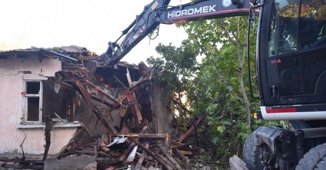Yıldırımda metruk durumdaki yapılar yıkılıyor