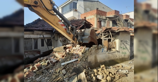 Tehlike arz eden metruk binalar yıkılıyor