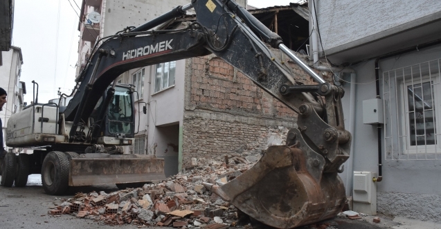 Gemlik Belediyesi metruk bina yıkımlarını sürdürüyor