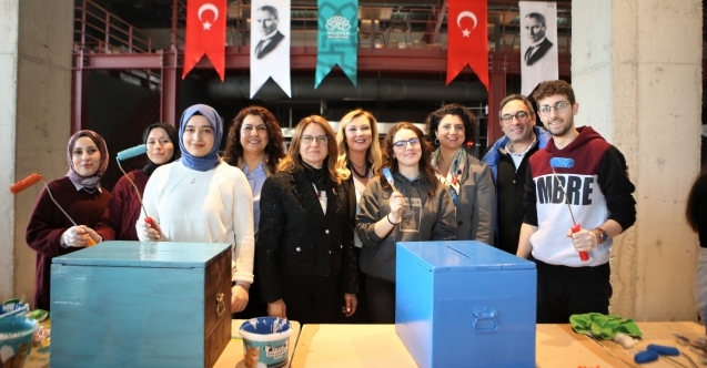 Eski oy sandıkları kedilere yuva oldu