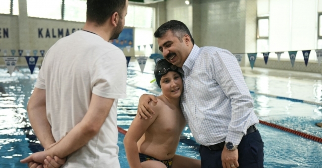 Tek koluyla yüzen Muhammed Ali şampiyonluğa kulaç atıyor