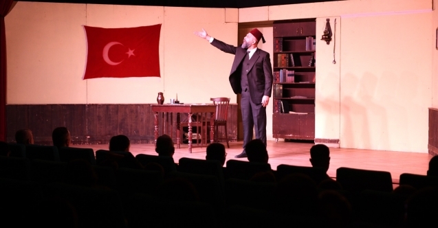 ‘Şair, Şiir, Şuur oyunu tiyatroseverler ile buluştu
