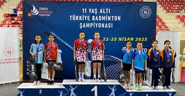 Genç badmintoncular Türkiye dereceleriyle döndü