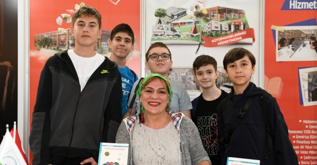 Halime Yıldız kitaplarını minik okurlar için imzaladı