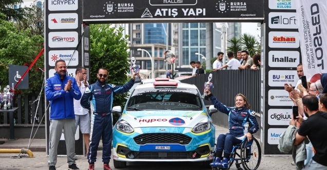 Engelli ralli pilotu Kübra aracını başarıdan başarıya sürüyor