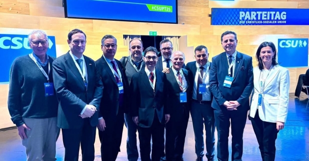 Münih Başkonsolosu Süalp Erdoğan ve CSU’lu genç siyasetçi Serdar Duran, CSU Parti Kongresi’nde