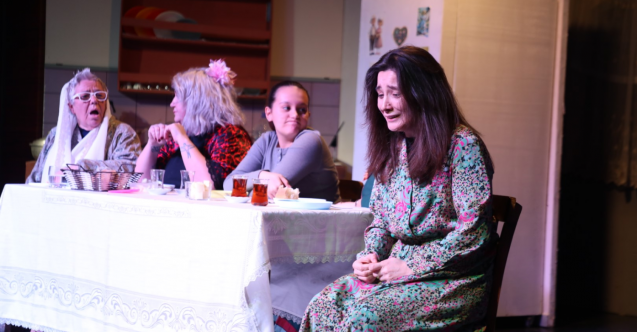 İnegöl Şehir Tiyatrosu’ndan farkındalık yaratan performans: 8 kadın 8 hikaye