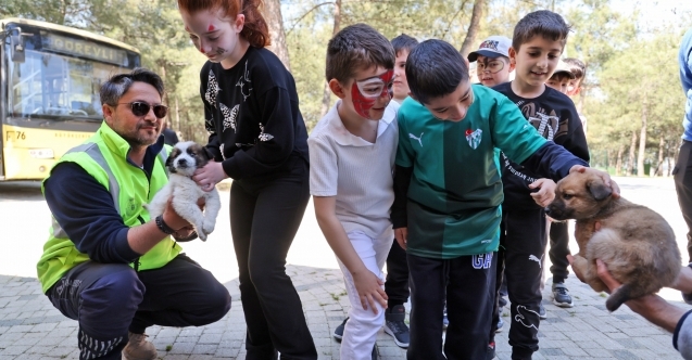 Çocuklar bayram coşkusunu patili dostlarıyla paylaştı