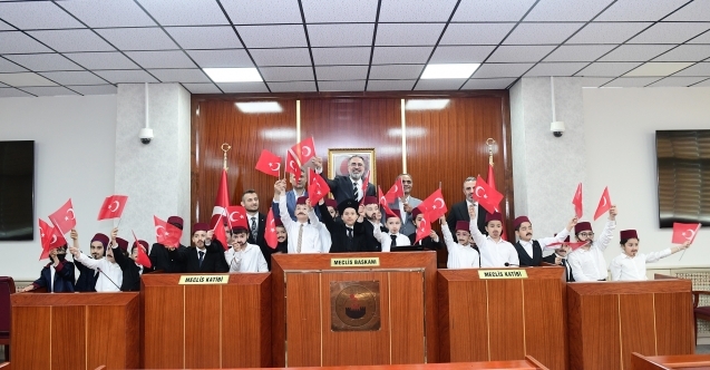 Minik öğrenciler TBMM’nin açılışını Kestel’de canlandırdı