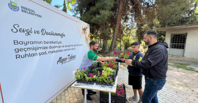 İnegöl’de bayram arifesinde mezarlıklar çiçeklerle donatıldı