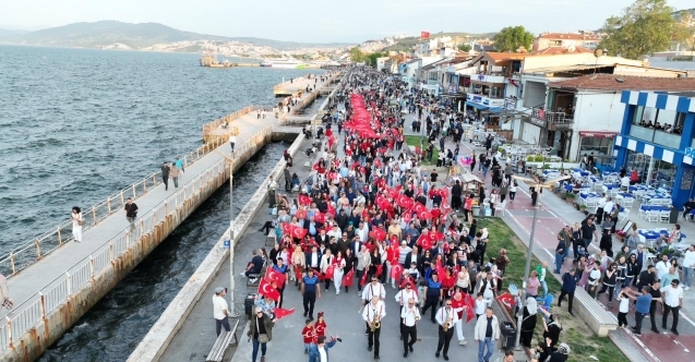Mudanya sokakları bayraklar ve marşlarla yankılandı