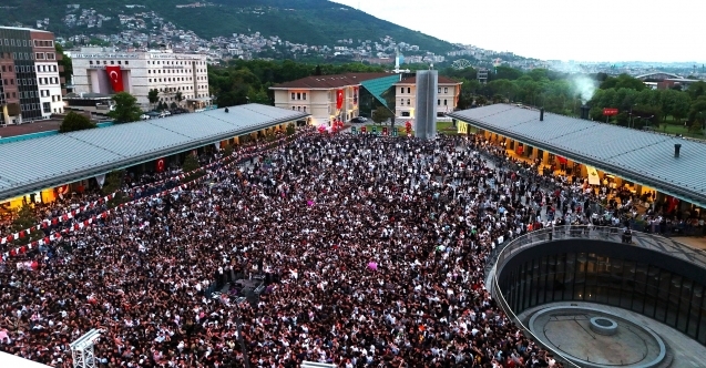 Osmangazi Meydanı'nda 25 bin genç Poizi şarkılarıyla eğlendi