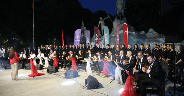 İnegöl Belediyesi Türk Sanat Müziği Korosu sezonu meydanda açtı