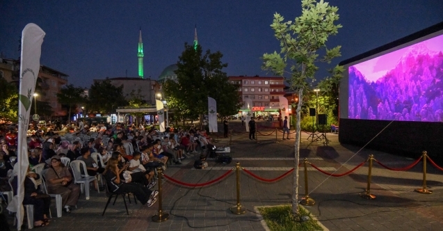 Osmangazi'de mahalle mahalle gezen yazlık sinema nostaljisi başladı