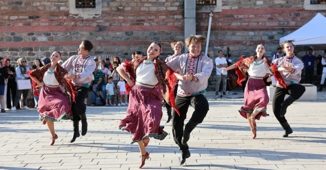 Dünya dansları Bursa sokaklarını renklendirdi