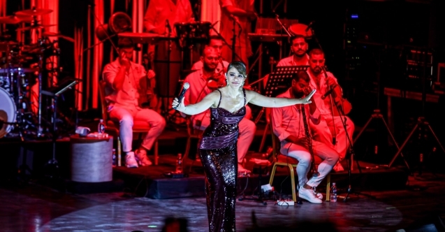 Bursa’da Festival coşkusu Derya Bedavacı konseriyle devam etti