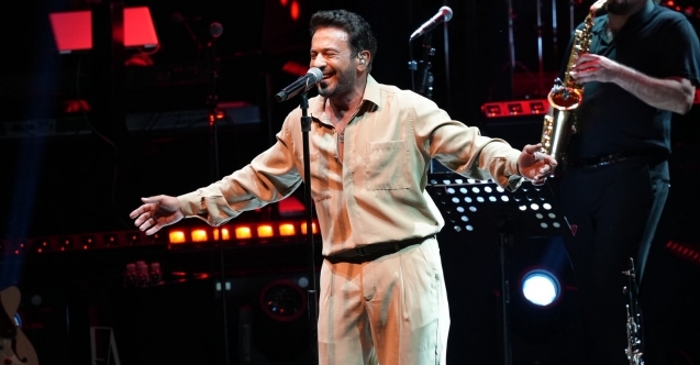 Emre Altuğ, Bursalılara müzik dolu bir gece yaşattı