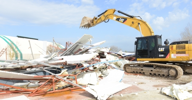 Ürünlü’de 3 kaçak yapı yıkıldı