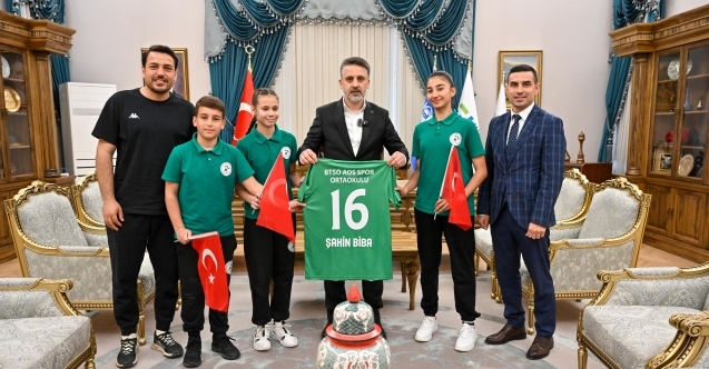 Bursa’da 23 Nisan geleneği: Koltuk çocuklara devredildi