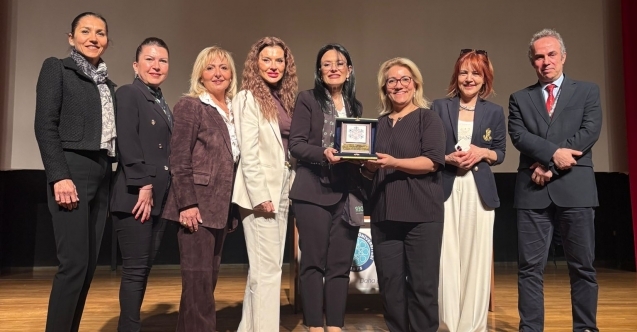 Başarılı tıp öğrencilerine sembolik hediye