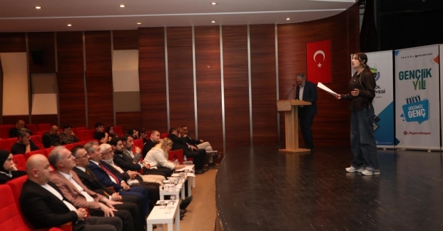 Liseliler hitabet yarışmasında kürsüye çıktı
