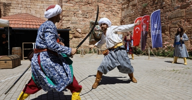700. fetih yılına kılıçlı kutlama