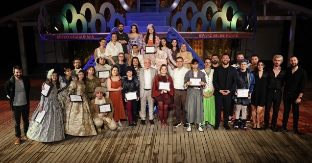Nilüfer'in genç tiyatrocularından etkileyici performans