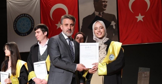 Bursa Uludağ Üniversitesi'nde mimarlık mezunları diplomalarını aldı