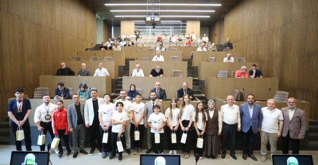 İnegöl Belediye Meclisi'nde başarılı sporcular ödüllendirildi