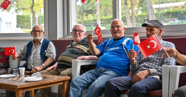Bursa’da huzurevinde Zafer Bayramı kutlaması
