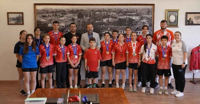 Gürsu’nun genç raketleri kürsüyü bırakmıyor