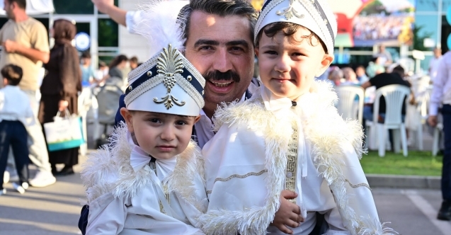 700 çocuk klasik otomobillerle şehir turu attı