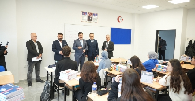 Üniversite hayali kuran gençlere Yenişehir’den 3 bin kitap