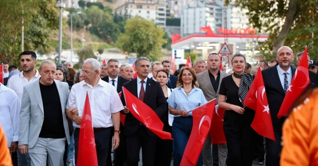 Binlerce Gemlikli zeytin festivali kortejinde buluştu